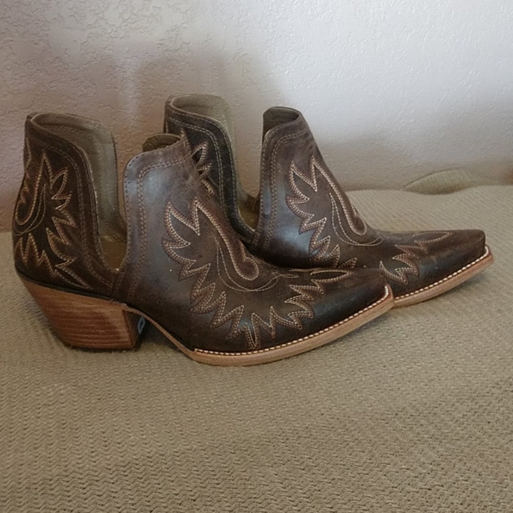Brand new Ariat Dixon ankle boots